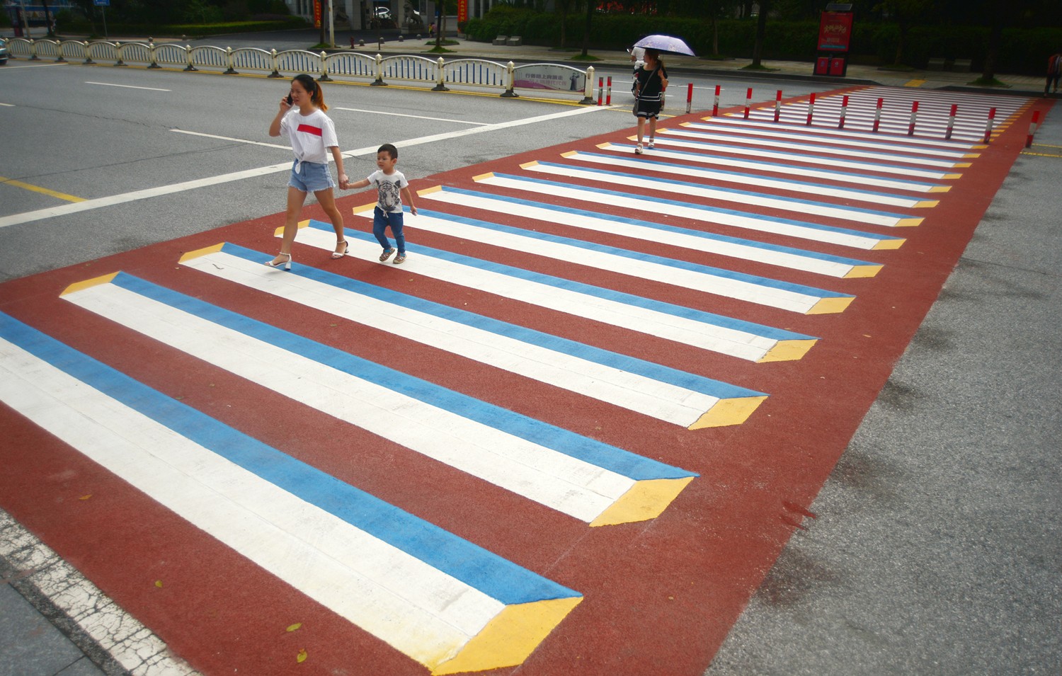 交警支队相关负责人介绍:"采用立体斑马线,在视觉上给人一种突出的