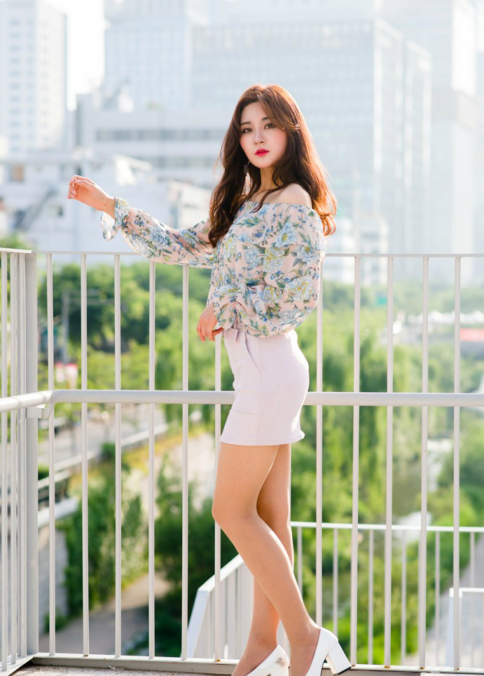 天桥上一个穿高跟鞋和半身裙的长发美女