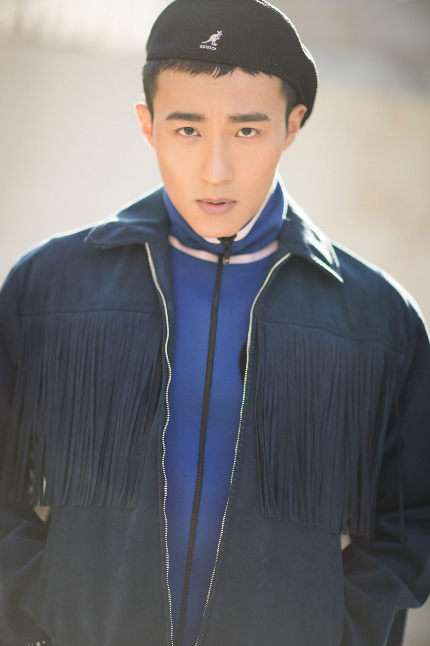 在时尚中尝试不同风格的王森,在演员的道路上敢于迎接各种角色的挑战.