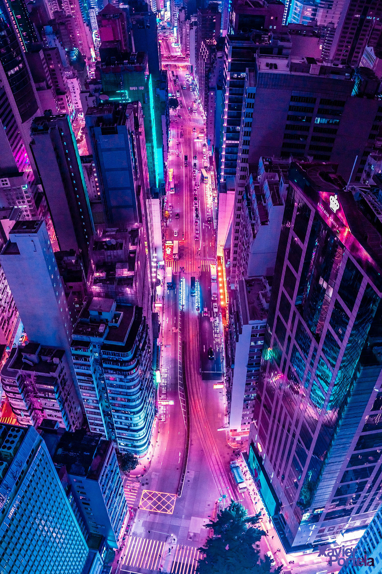 航拍 布满粉色霓虹灯的纽约时代广场 / xavier portela