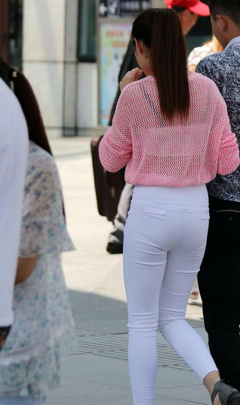 时尚街拍夏日街头爱吃雪糕的白色紧身裤美女你给几分