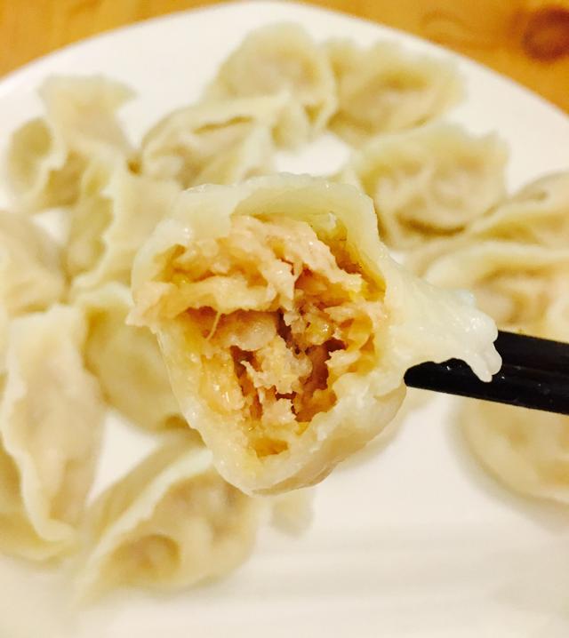 面团的表面光滑猪肉酸菜饺子是一道特色主食,主要材料为猪肉,东北酸菜