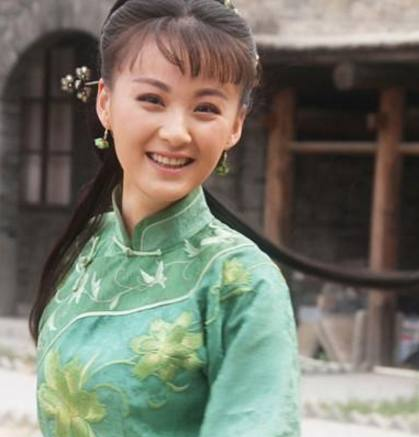 当时,余杭镇上有一丽人名毕秀姑,生得白皙秀丽,平时又爱穿白色上衣