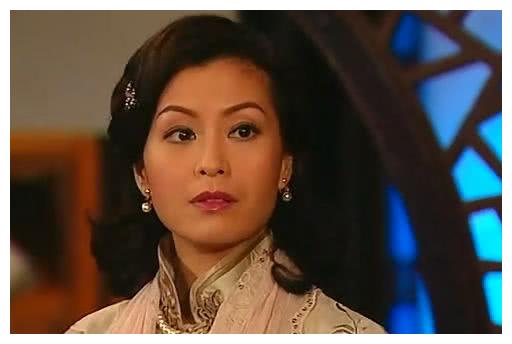 伍咏薇在10年前拍摄的《银楼金粉》剧照跟宣传活动时候的的身材依然是