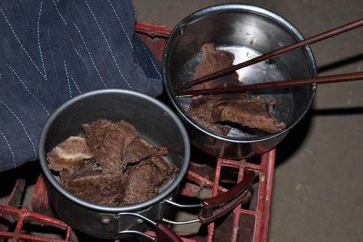 非洲人穷到只能吃肉,连一碗米饭都吃不起,网友:想拿大米去换肉