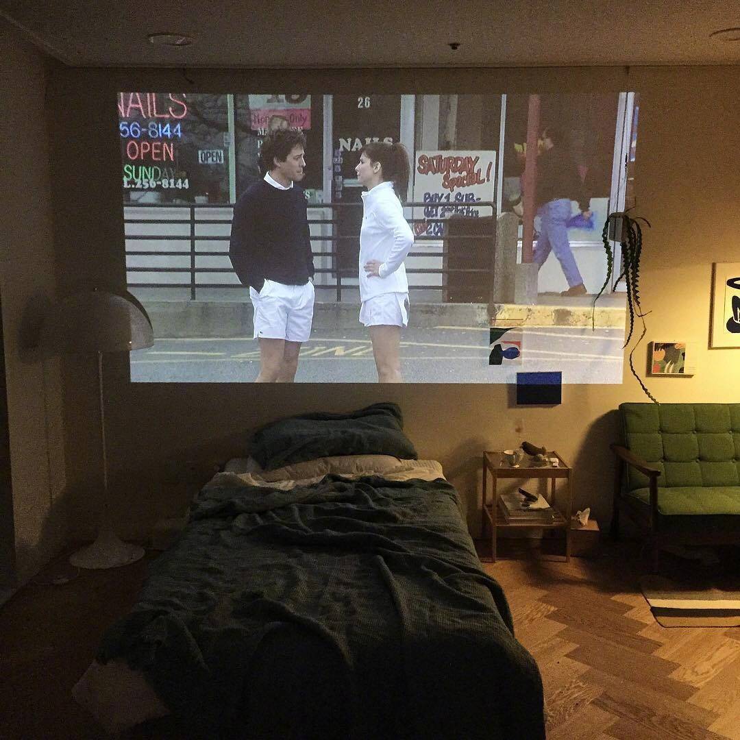 以后自己卧室里也装一个投影仪