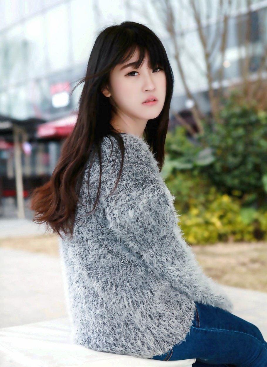 随拍在街头的一个青涩美丽可爱小女子