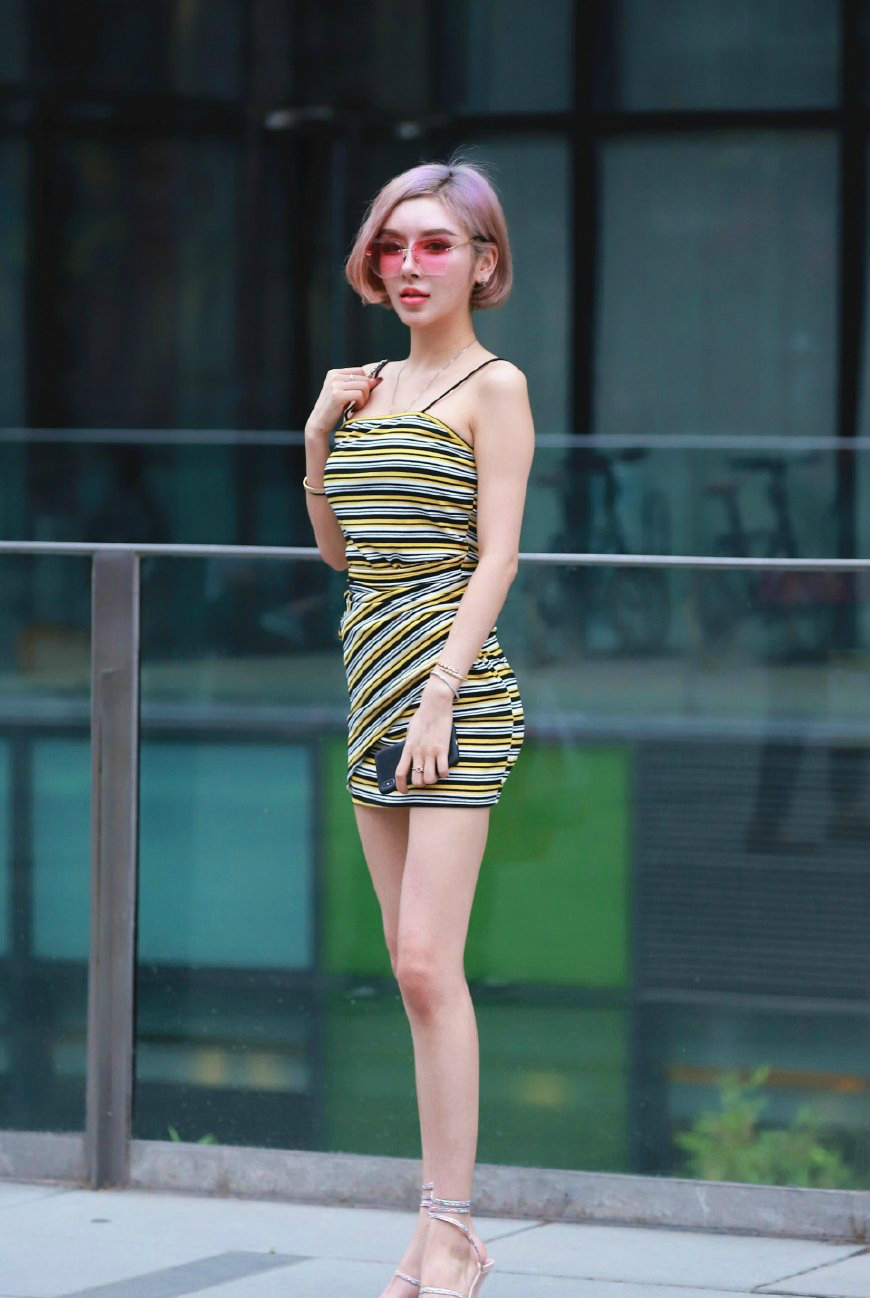 三里屯街拍,图3小姐姐V领露胸裙,远远的就能抓住你的眼睛|三里屯|时尚|姑娘_新浪新闻