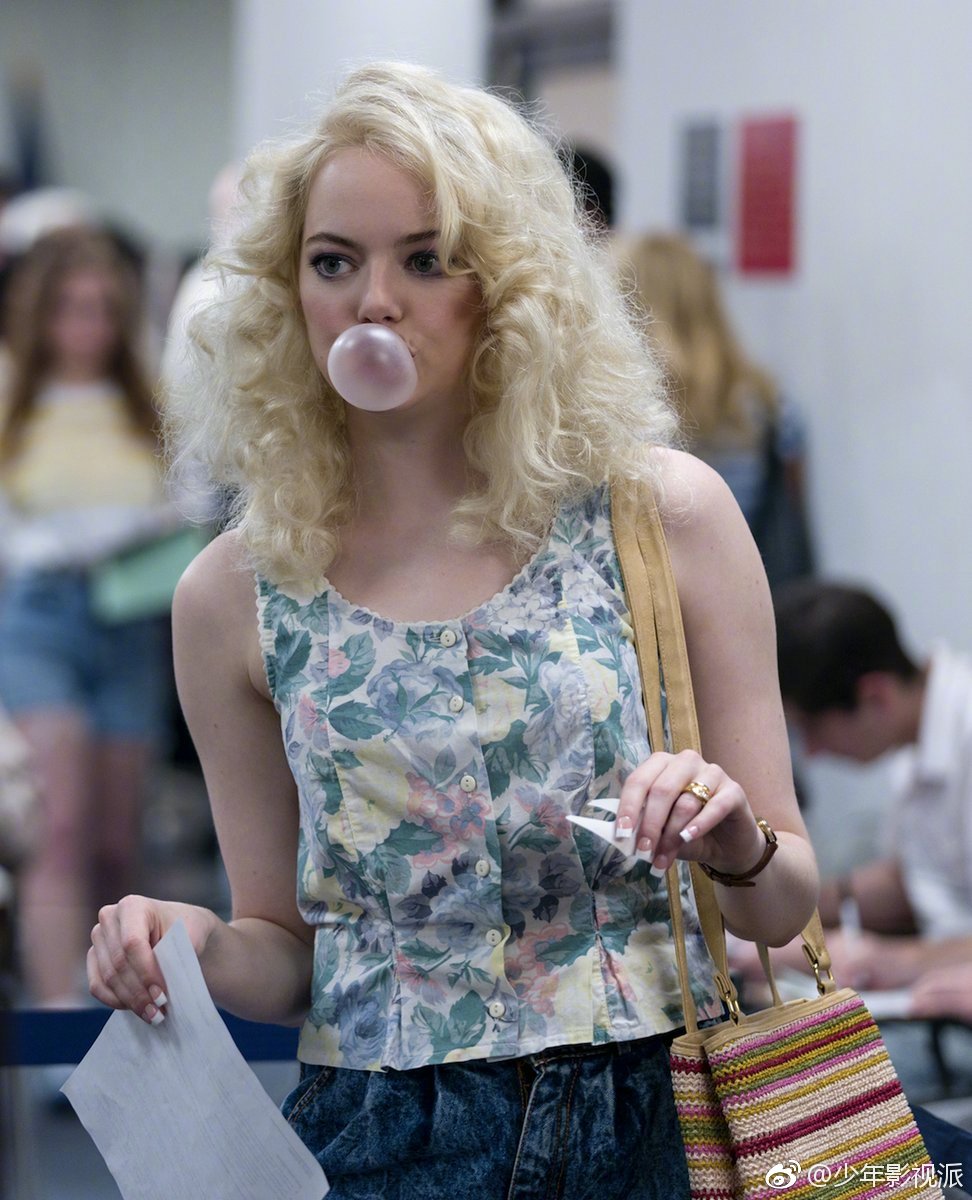 石头姐emma stone主演的netflix新剧新剧照,红衣简直美到窒息!