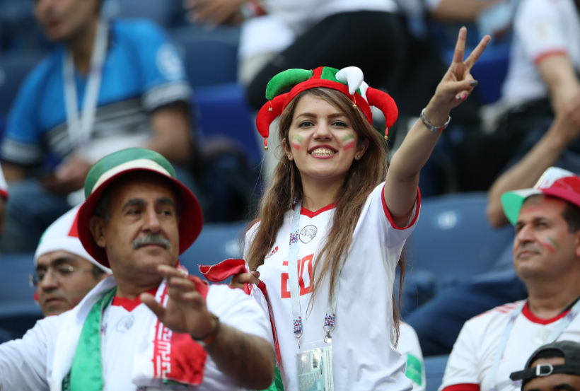 伊朗告别2018世界杯:美女球迷颜值颇高, 迷人微笑让人过目不忘