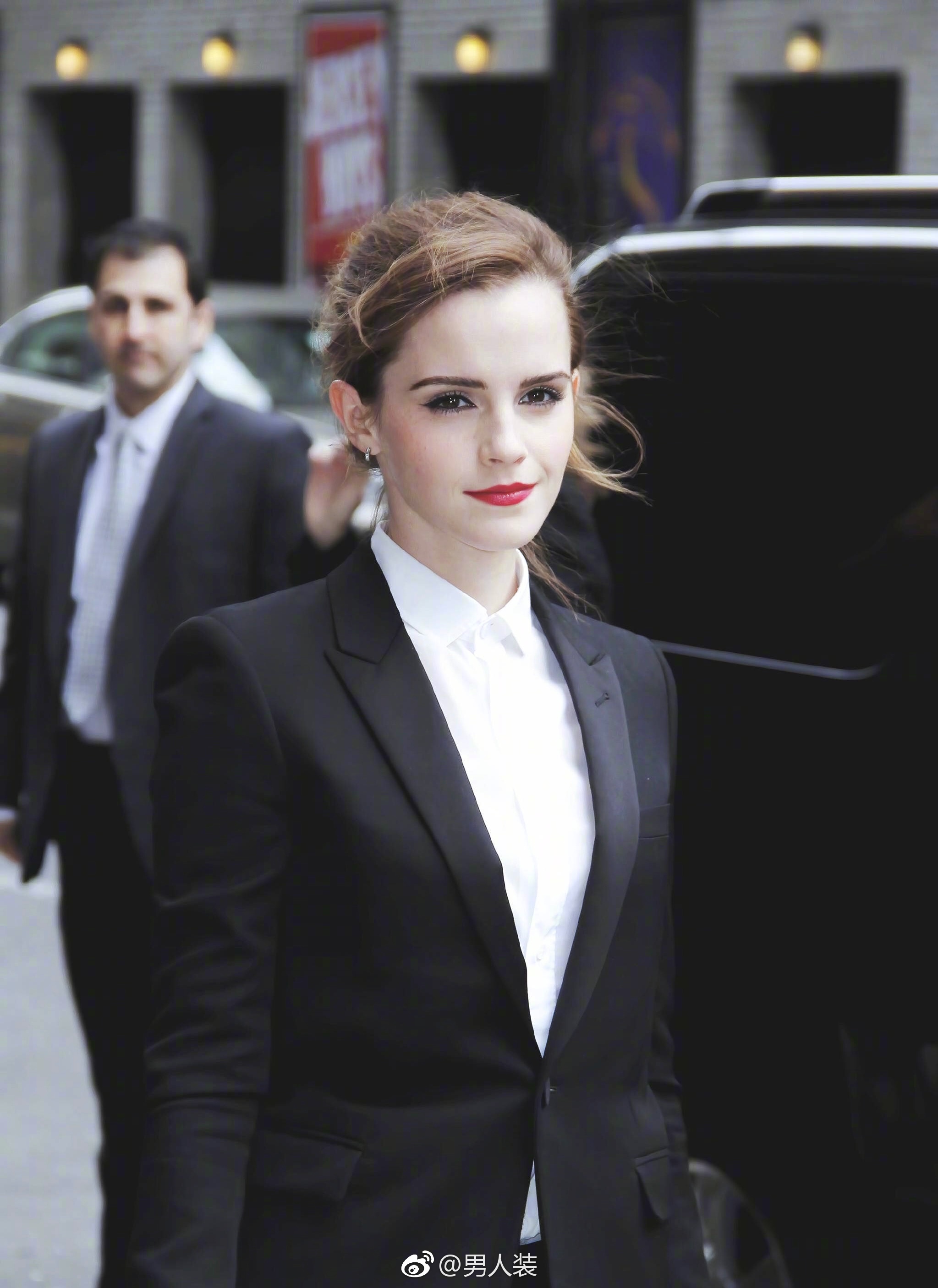 emma watson2014年在纽约身穿黑色西装街拍.