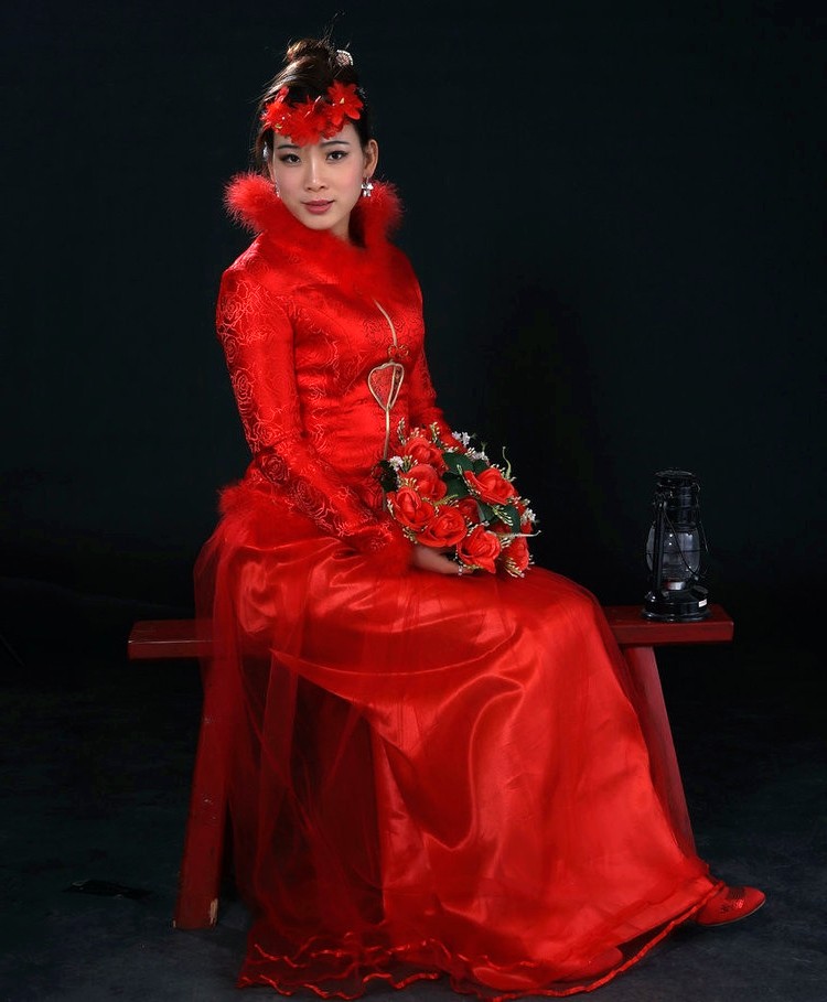 一个衣着民族传统红色古韵装的可爱新娘