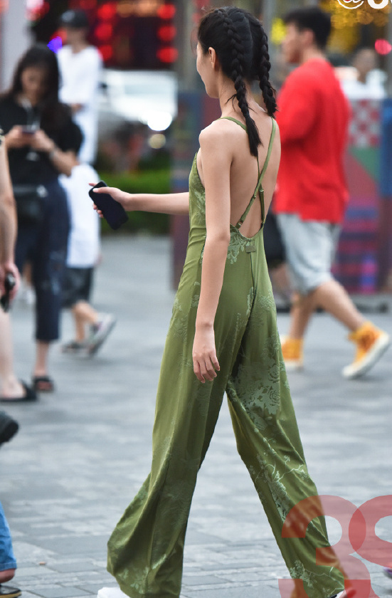 街拍,气质美女穿吊带连体裤,大秀美背,回头率暴增,十分迷人
