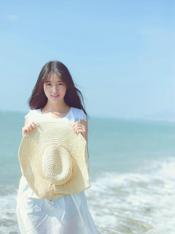 人像摄影:清纯白衣裙少女海边唯美摆拍笑容甜蜜,阳光迷人|人像|衣裙