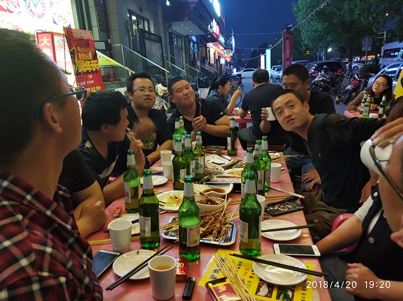 老板请客啤酒白酒免费喝你来吗