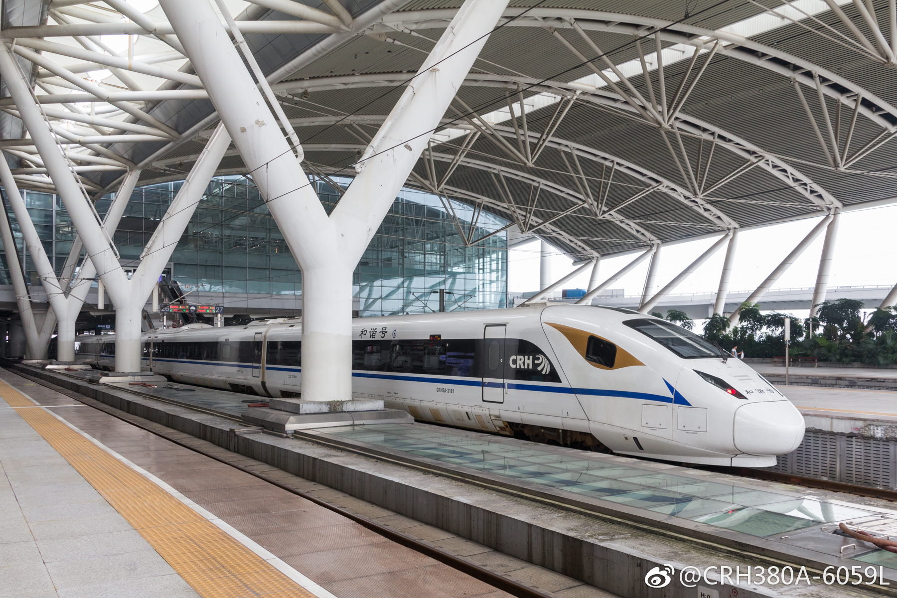 在外旅游,鲜有拍车.