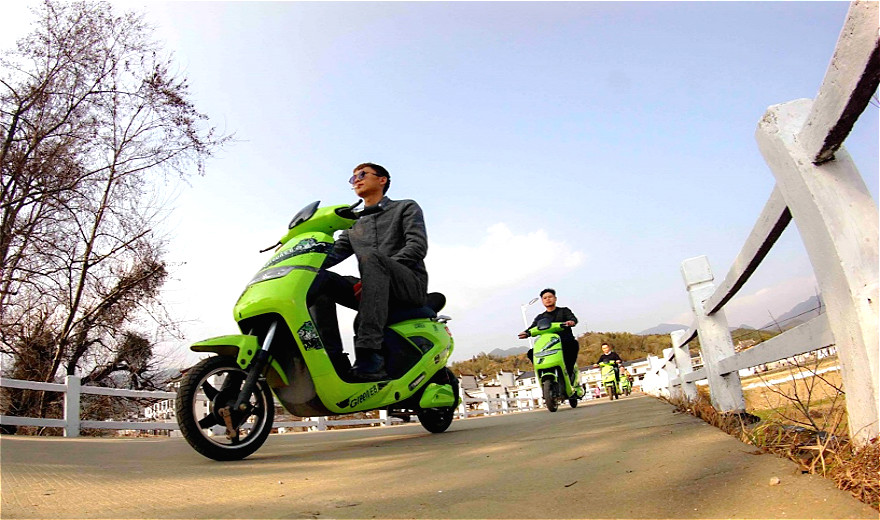 为啥骑电车的总不招汽车司机的喜欢?看完你就明白了