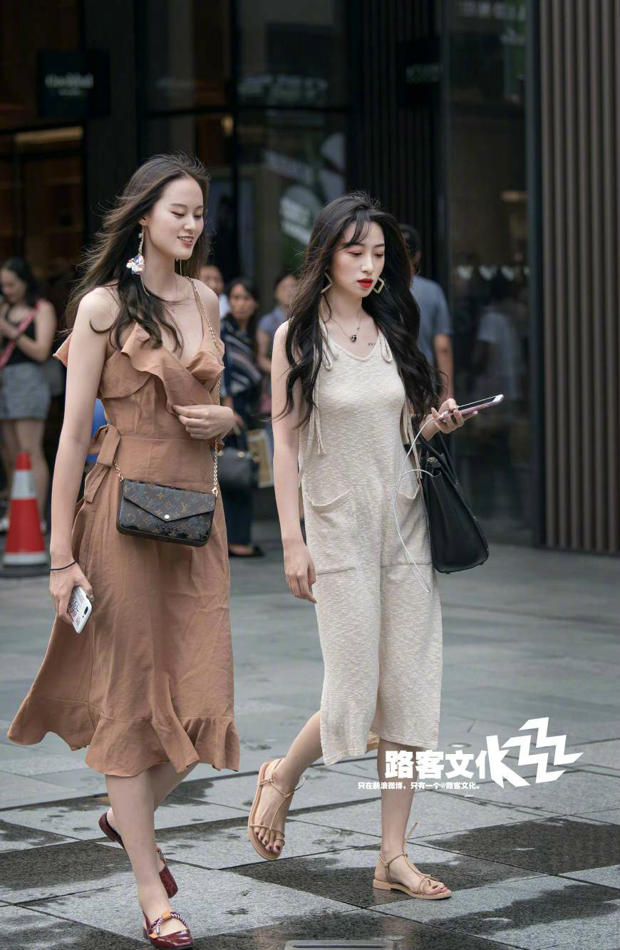 街拍闺蜜,美美的闺蜜们,颜值高身材好,养眼的不得