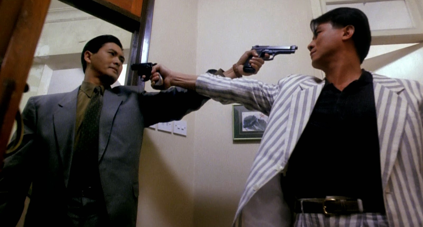 本季这件致敬《喋血双雄》的夹克瞬间勾起对香港经典老电影的情愫