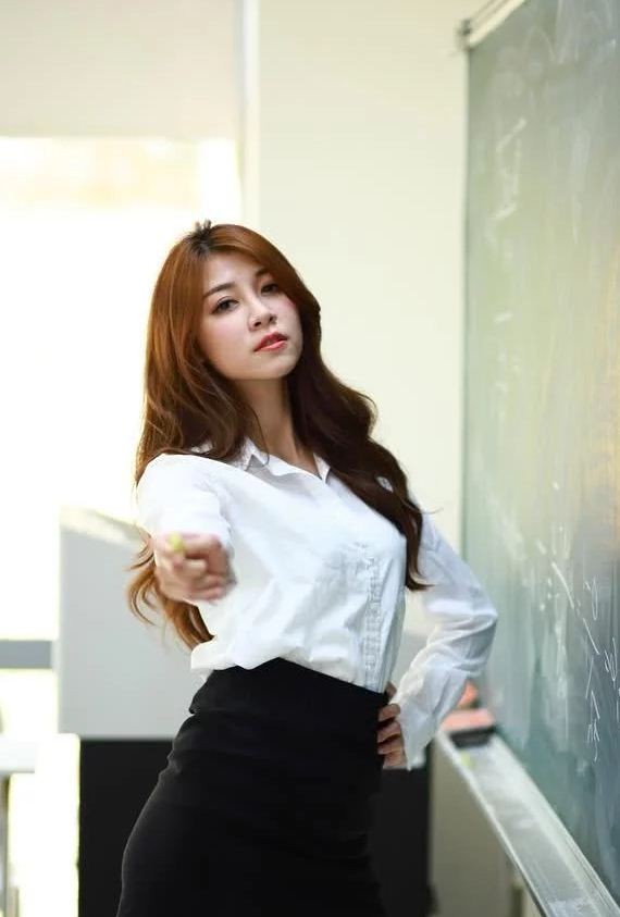 教室里的美女小老师，小姐姐隔着手机屏都能闻到一股香水味