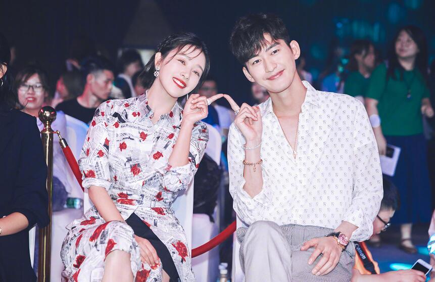 张翰穿白色印花衬衫现身新剧开播发布会 现场给阚清子喂吃披萨