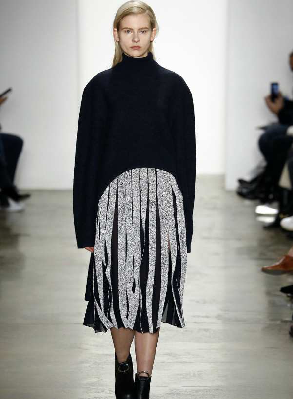 设计师以精准的剪裁和贴合曲线的细致工艺,使女性魅力有时尚设计师以