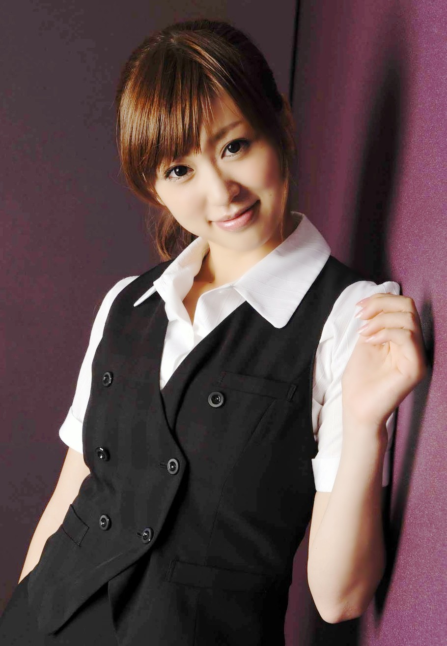 公司里一个衣着职业装的文雅工作女郎|人像|可爱|美女_新浪网