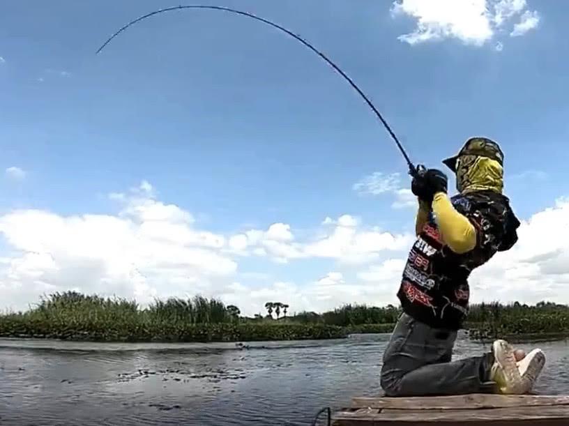 男子河边钓鱼偶遇大鱼拉杆,提起细看后忍不住大叫起来!