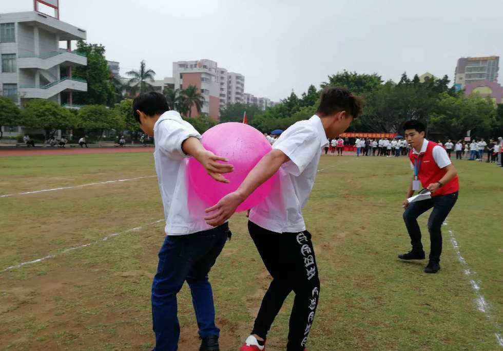 游戏名:背夹球1.器材:瑜珈球 2.比赛人数:8人/队3.