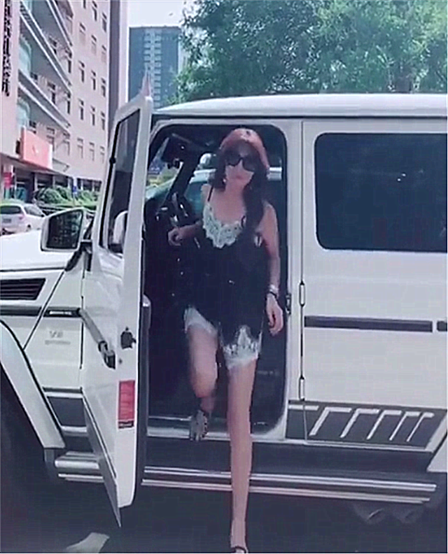 街道上偶遇奔驰大g,看到女车主那一刻,就知没钱的人追不到她!