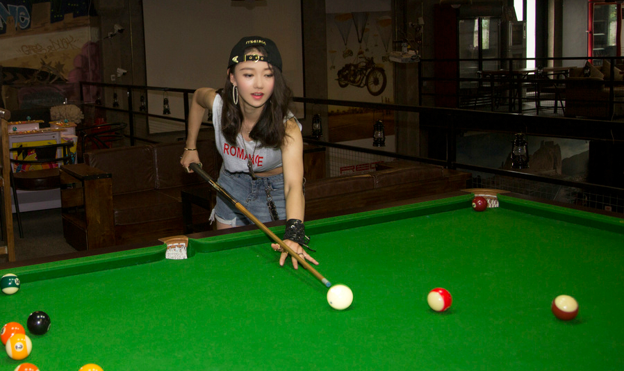 在你轻轻挥洒间球已进洞靓丽桌球美女助教靠实力月入4万