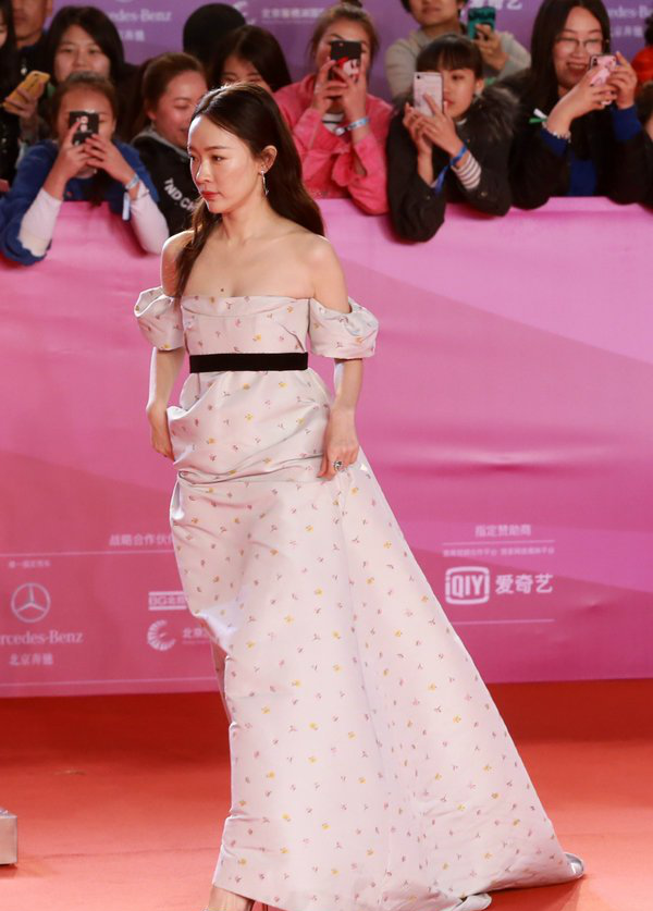 霍思燕亮相北京国际电影节白色碎花露肩连衣裙风情万种