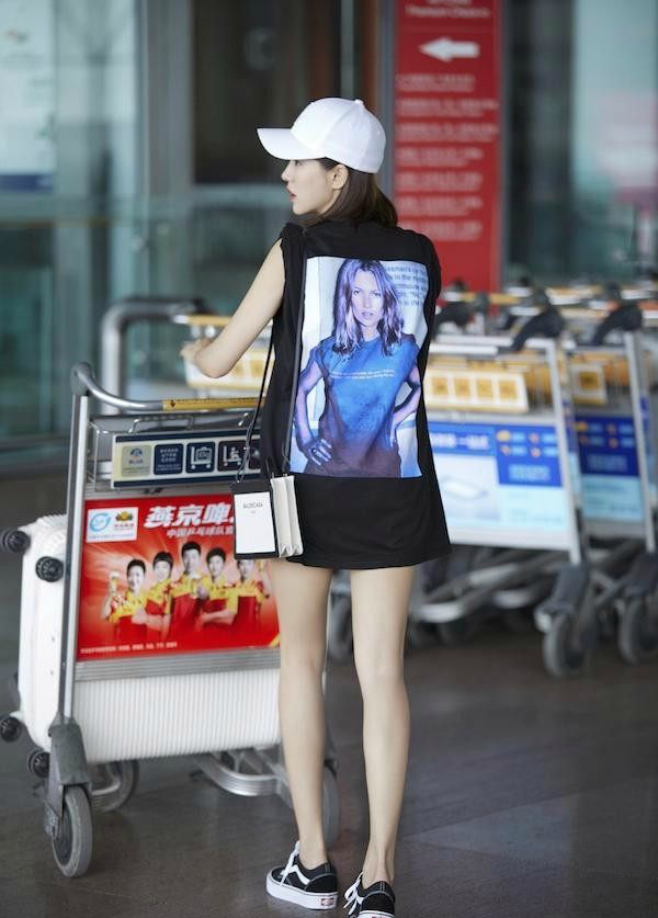 夏洛特烦恼女神秋雅功夫演员王智长款t恤搭配板鞋