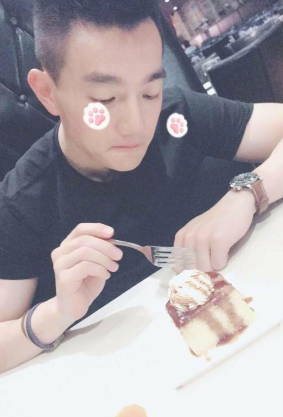 何捷穿着t恤短袖上衣,低头抿嘴的这张照片乍一看还真的很像郑恺呀