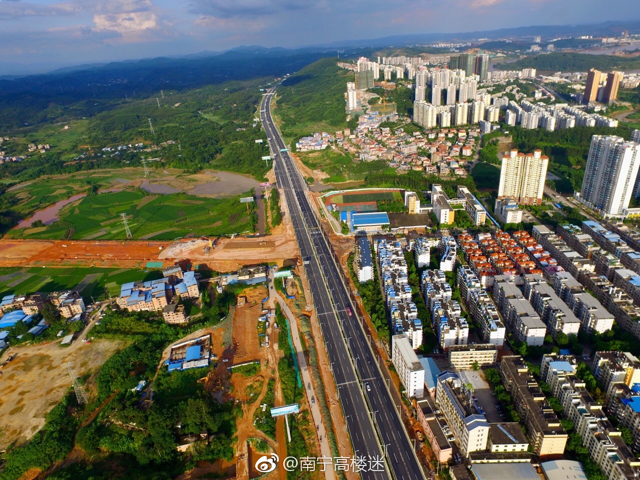 民族大道延长线仙葫段建设进展,跨线立交主桥已建成