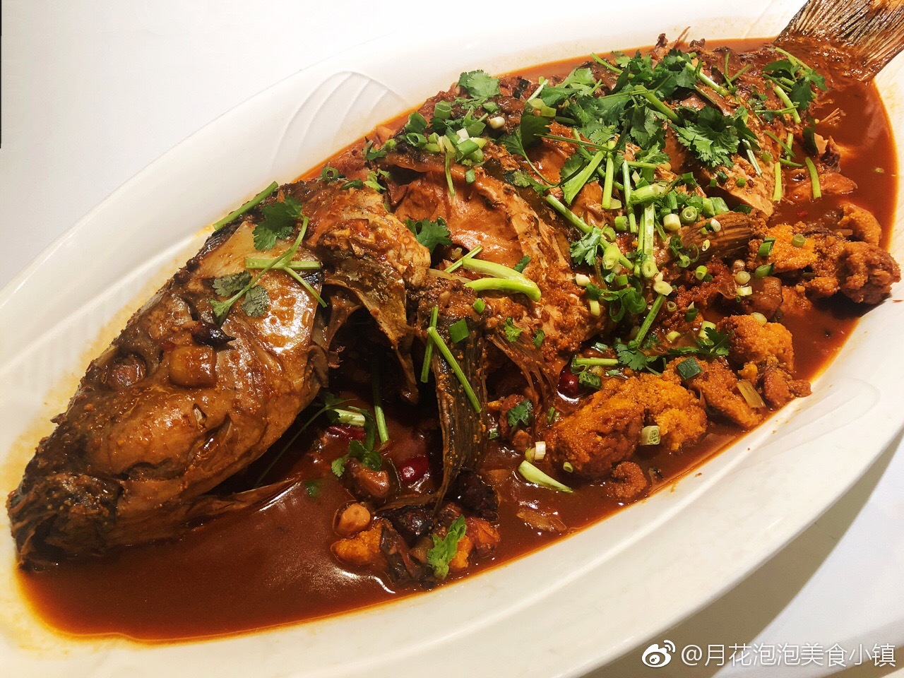 松花江大鲤鱼78剁椒蒸野生胖头鱼头烩面95两条三十多斤的大鱼 