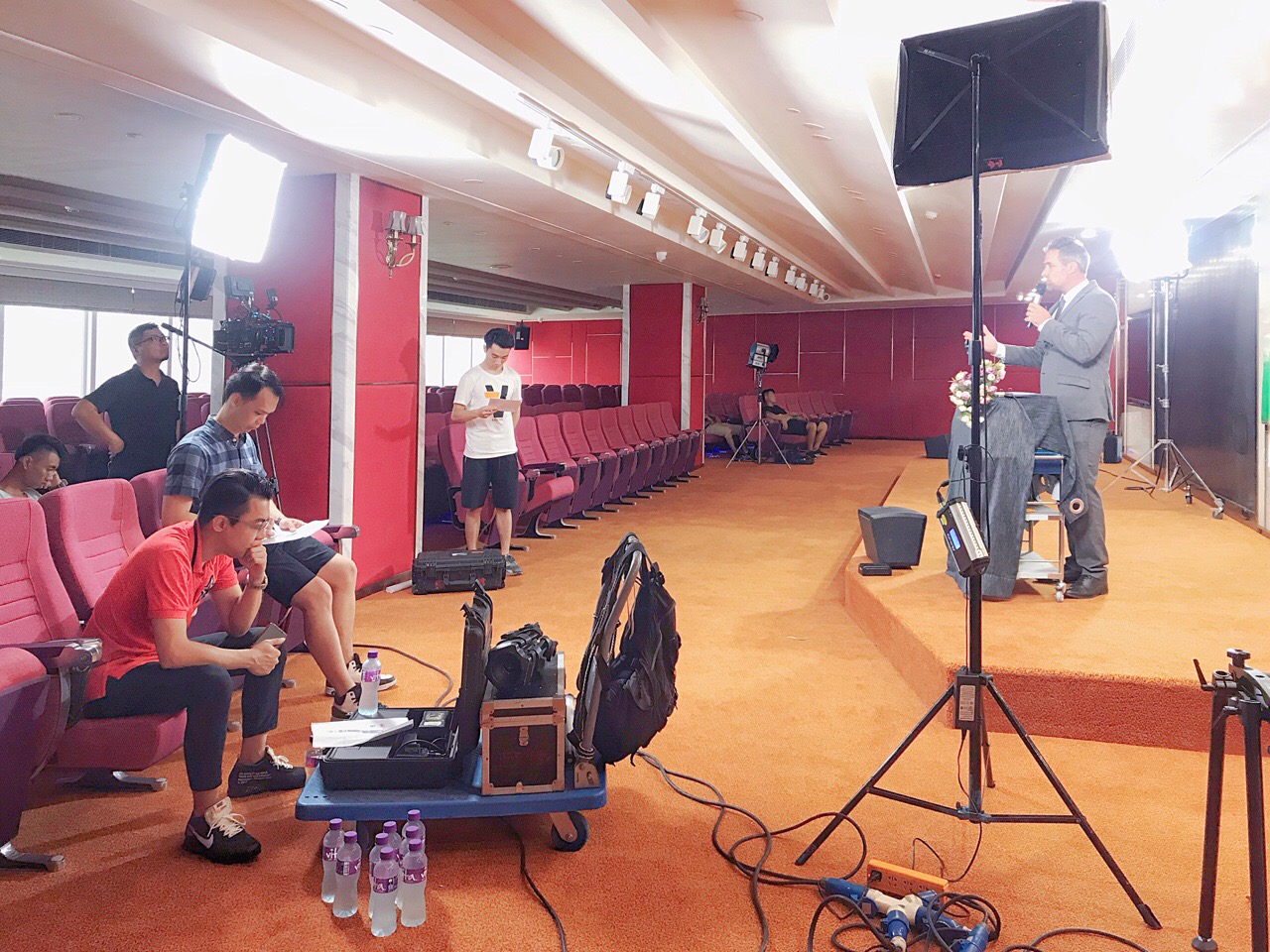 补发上周六日广告拍摄花絮,也是第一次带整个摄制组去澳门拍摄.