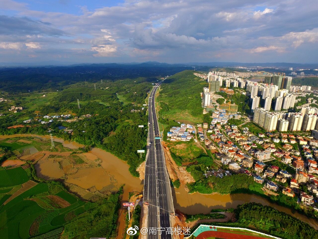 民族大道延长线仙葫段建设进展,跨线立交主桥已建成