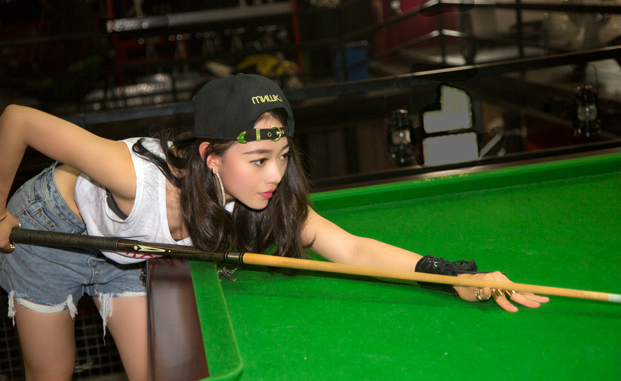 在你轻轻挥洒间球已进洞靓丽桌球美女助教靠实力月入4万