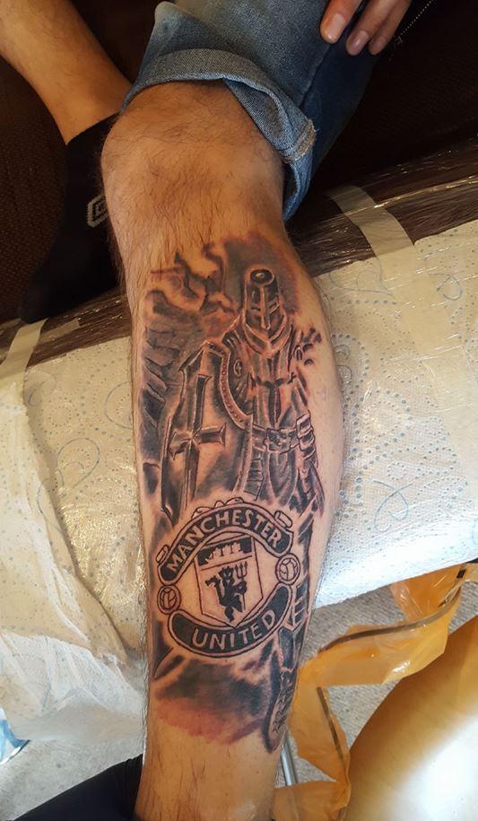 曼联夺冠庆典, 伊布脚踩欧联奖杯