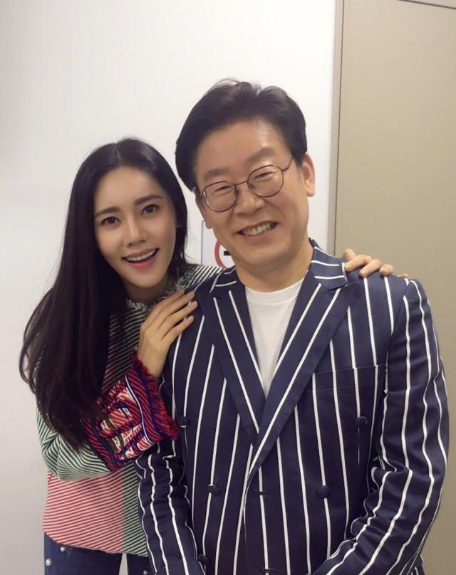 同床异梦于秋夫妇好恩爱,但不小心爆露了秋瓷炫不穿短裙的秘密