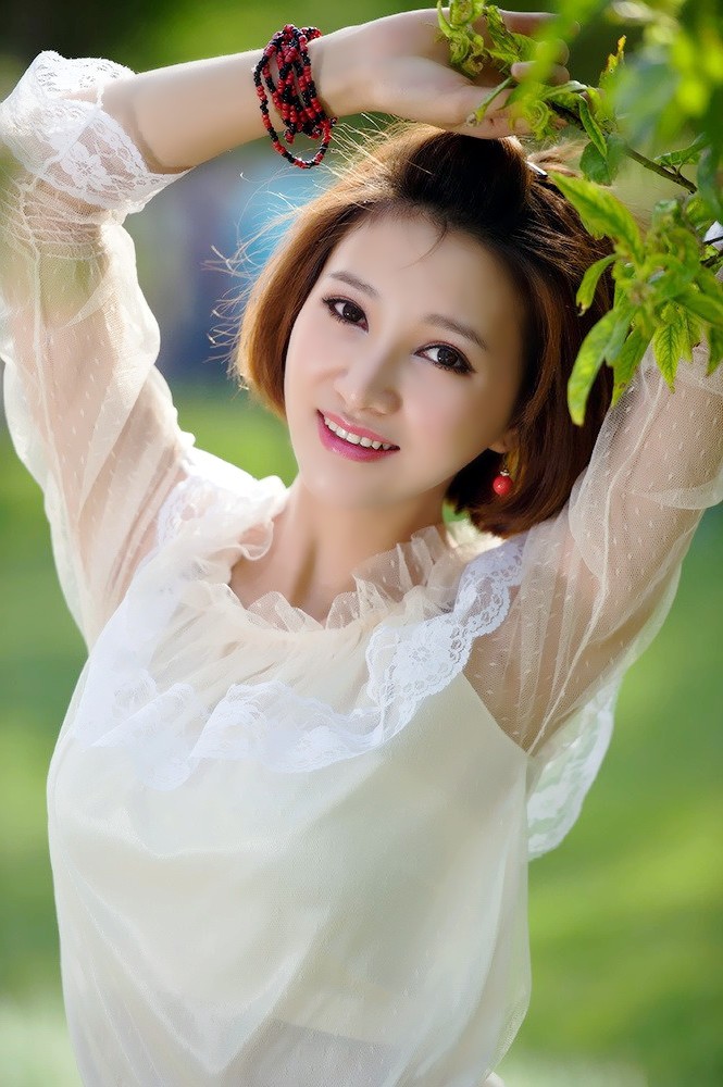 清早美景里一个喜笑颜开的幺妹子