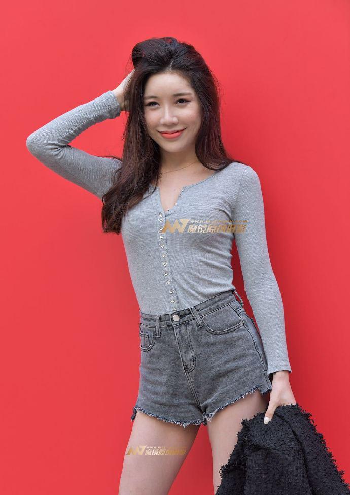 路人街拍性感热裤小姐姐微吐舌头俏皮可爱