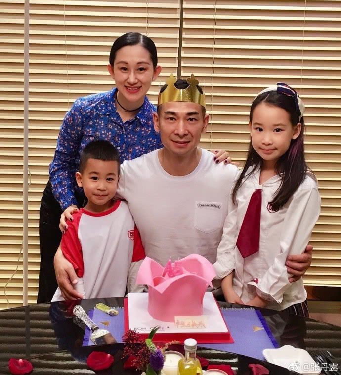 看赵文卓一家就知道了,儿女长一模一样