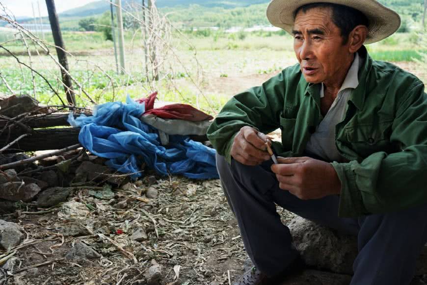 农村老人70岁还下地干活有人说年轻时太懒到底怎么回事呢