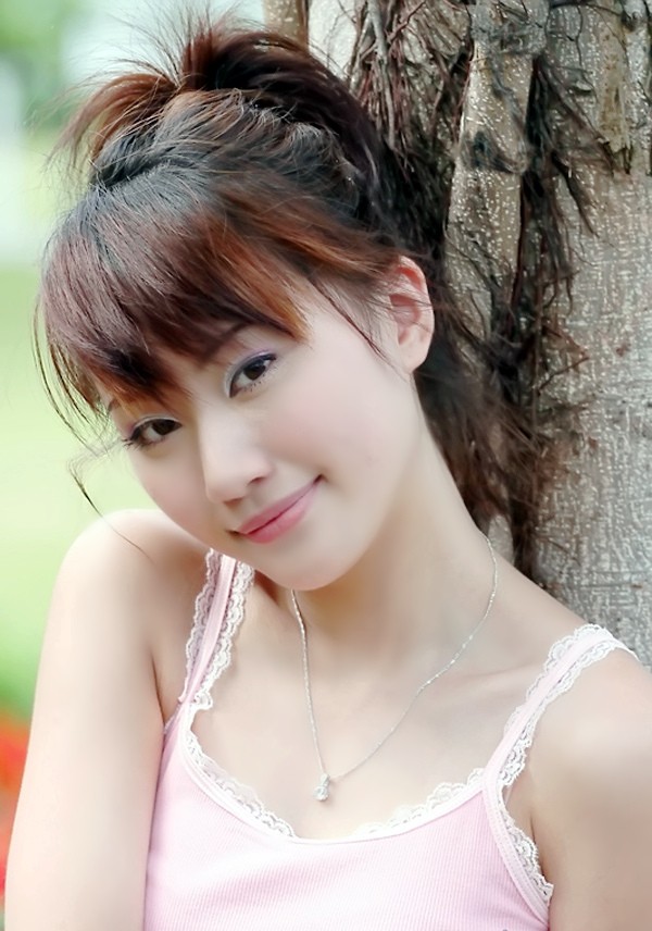 阳光下一个衣着粉色背心的清甜可爱小妹|人像|笑容|妹子_新浪新闻