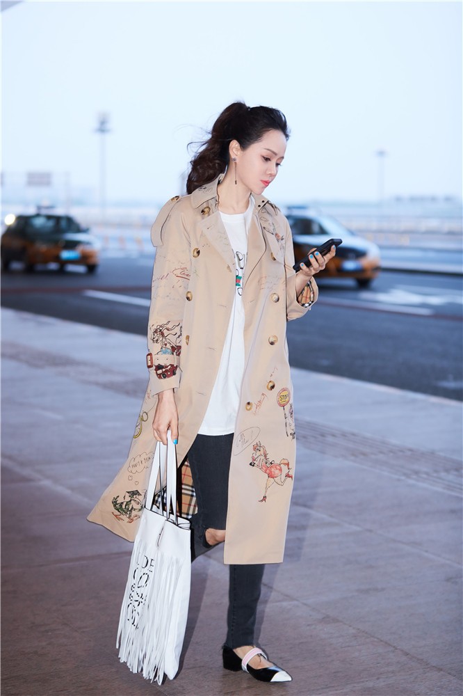 伊能静现身机场 冻龄造型时髦有趣