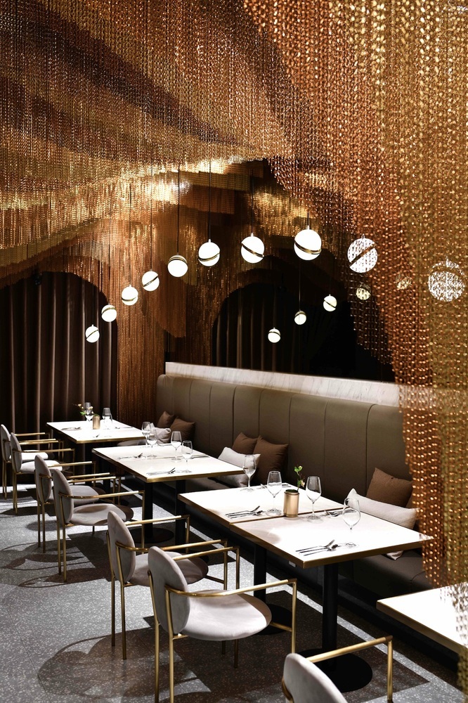 餐厅位于上海新开发的露天购物中心"丰盛里"