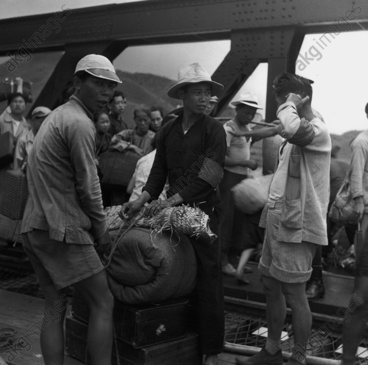 老照片:1960年的罗湖桥 香港警察对旅客搜身检