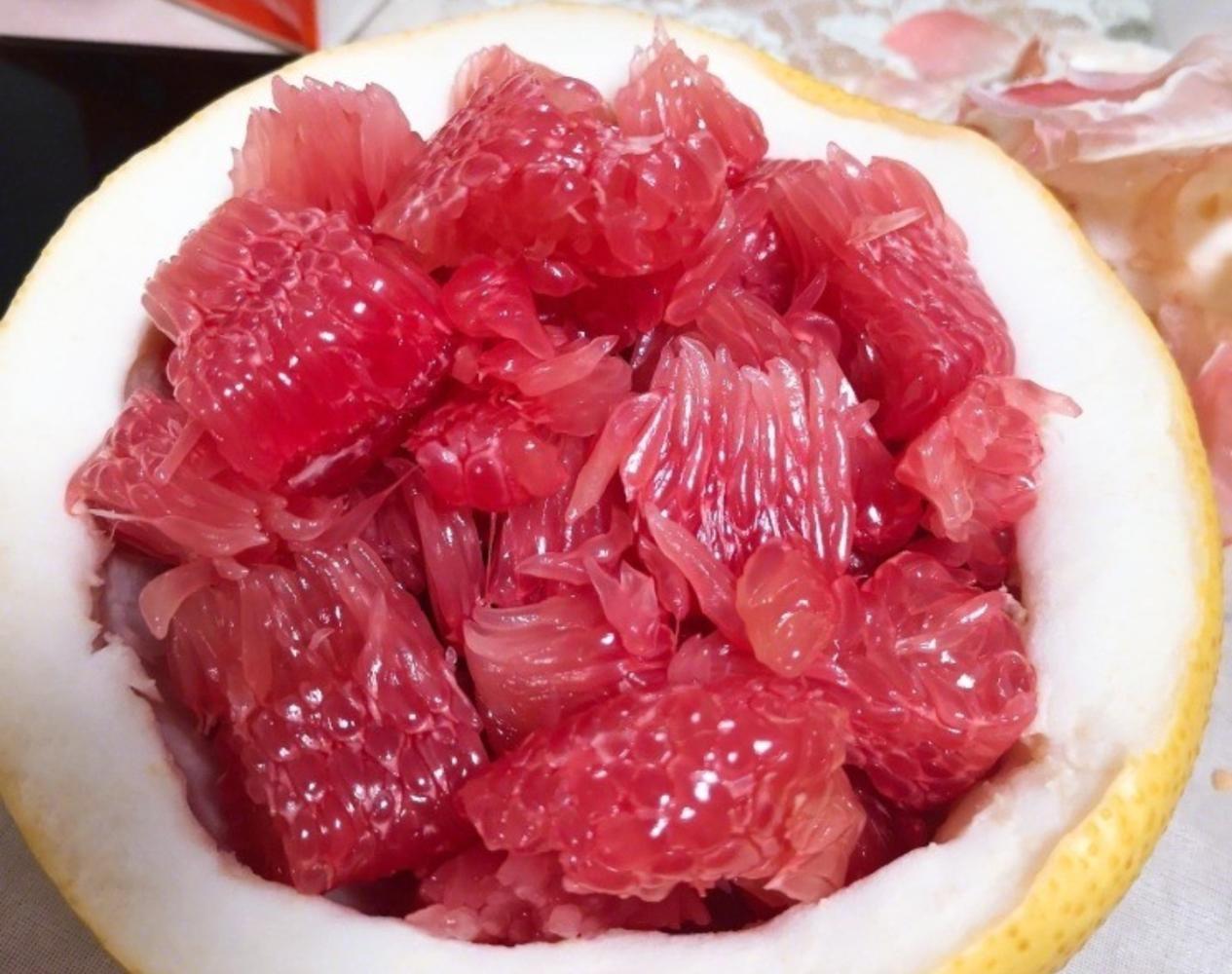 又到了吃柚子的季节,教你很容易的剥开它厚厚的皮